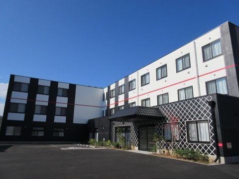 ラ・ナシカ まつもと弐番館の外観。白と茶色のコントラストがおしゃれなモダンテイストデザイン。駐車場を完備しております。