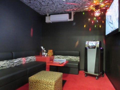 ラ・ナシカ まつもと弐番館の娯楽設備。カラオケボックスを館内にご用意しております。日々多くの方がご利用しております。