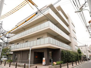 地上５階建ての鉄筋コンクリート造りの施設。施設の周囲に歩道が整備されており、自動車をガードするためのポールが連続して設置されている。