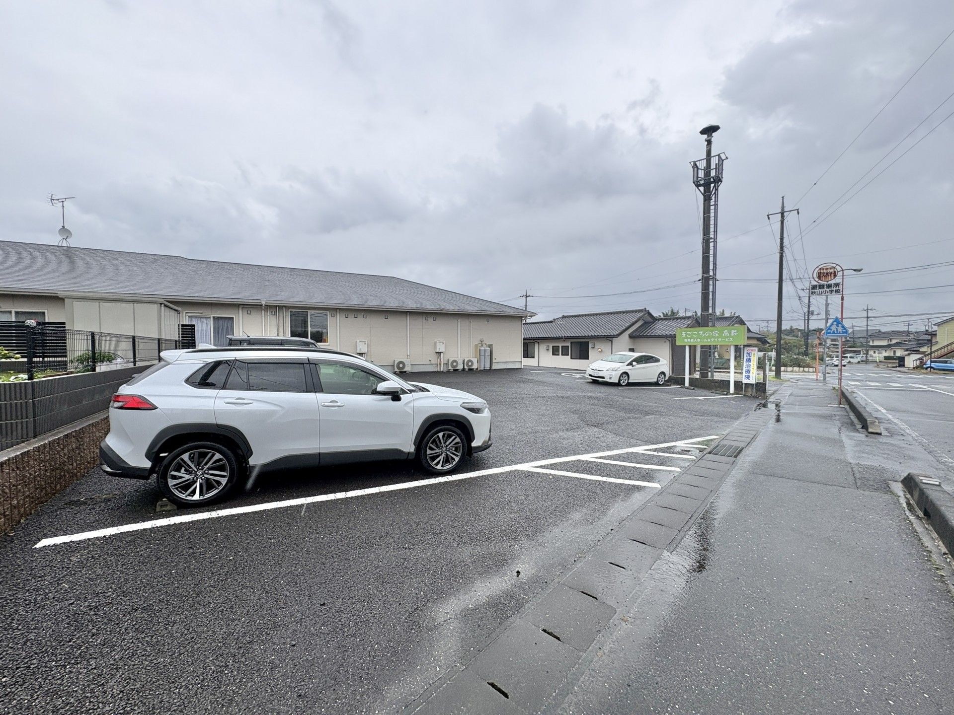 駐車場と建物の外観