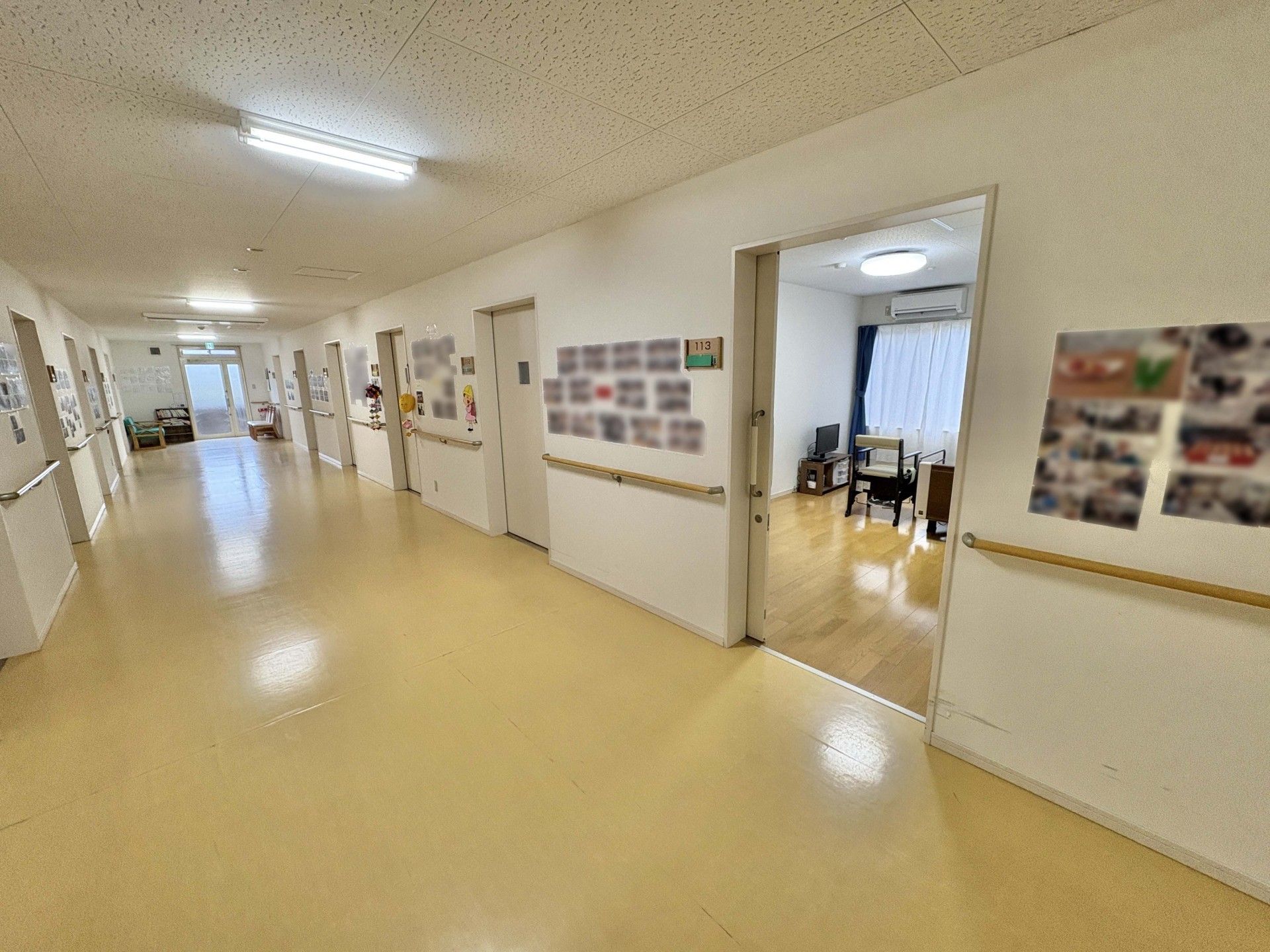 明るい廊下と居室