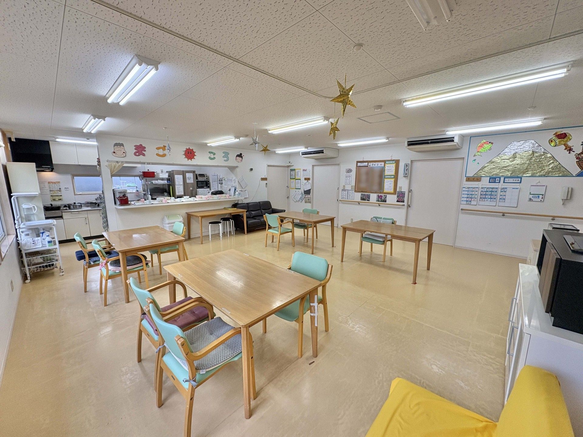 明るい食堂の様子
