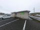 駐車場と建物の外観