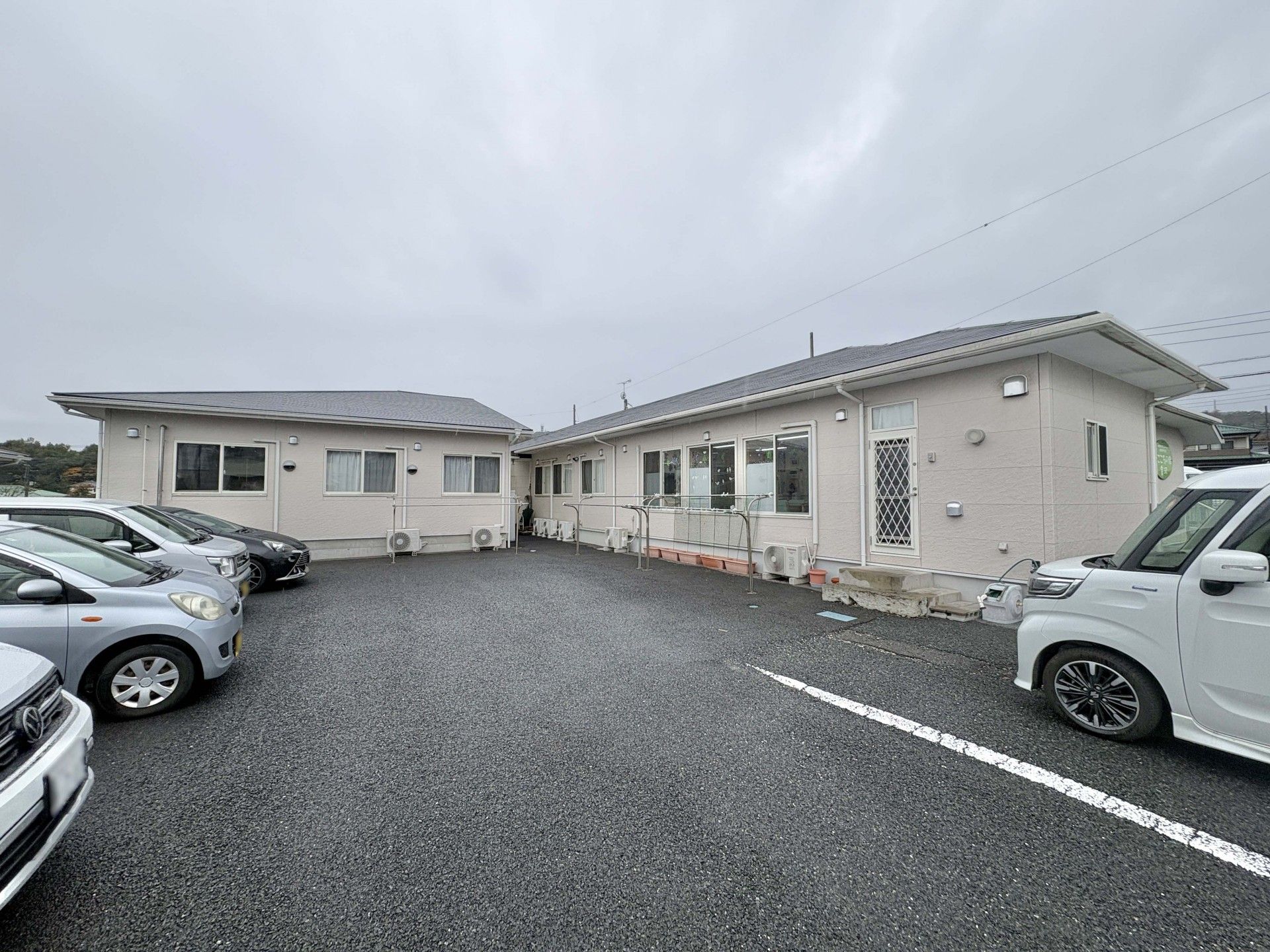 駐車場と建物の外観