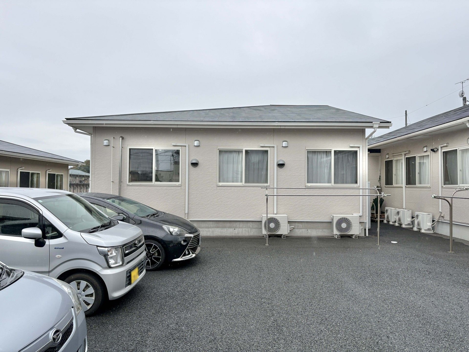 駐車場のある建物外観