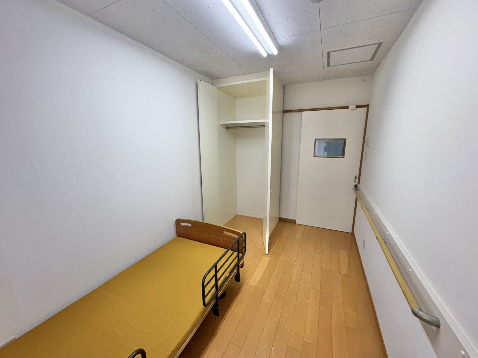 シンプルな個室の様子