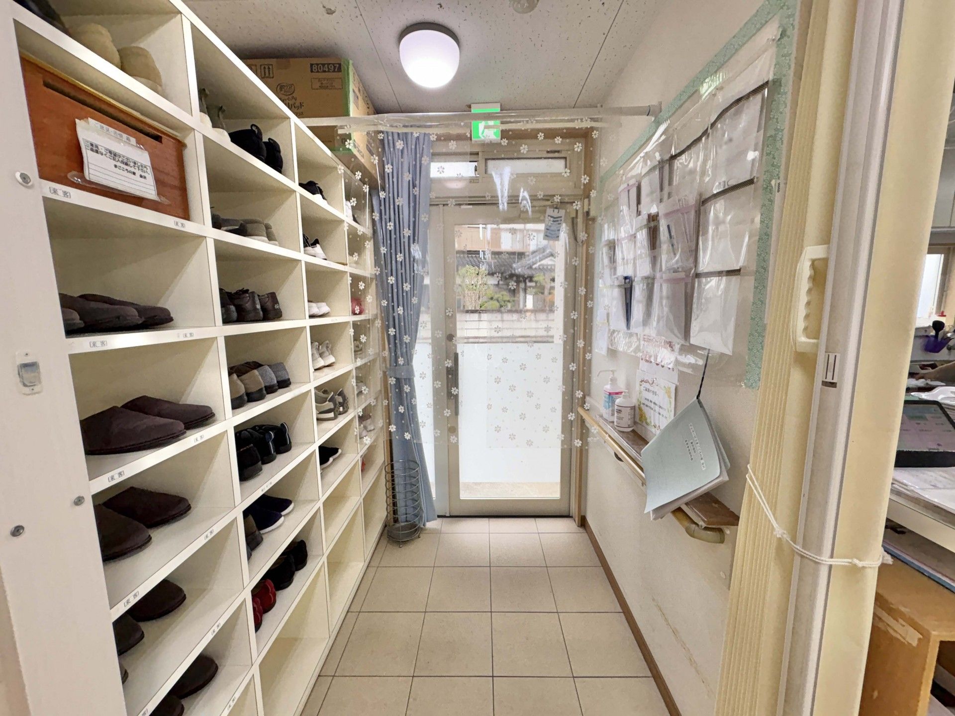 靴が並ぶ玄関の棚