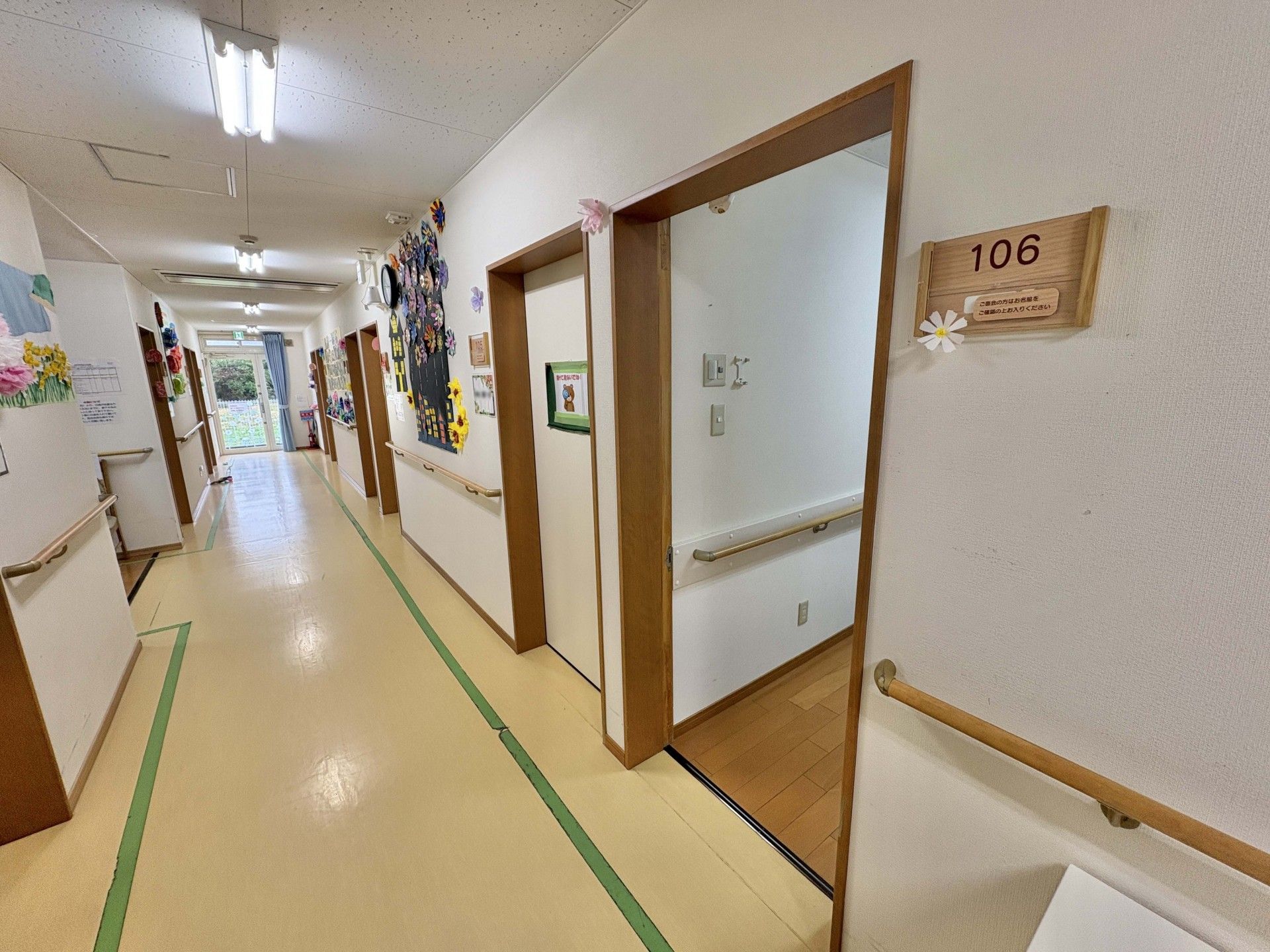 明るい廊下と部屋の入口