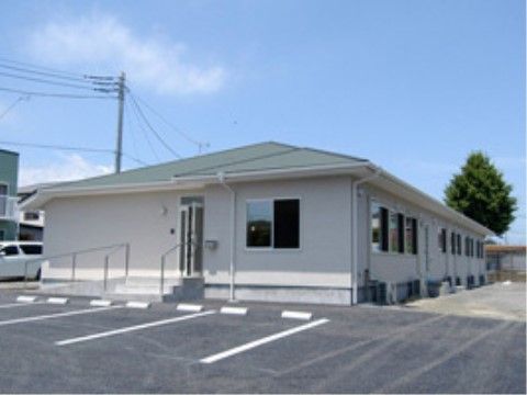 まごころの家 日立塙山の外観。平屋建ての施設。