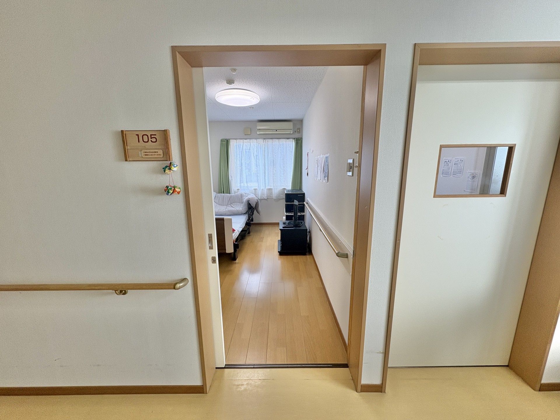 居室の入口と内部