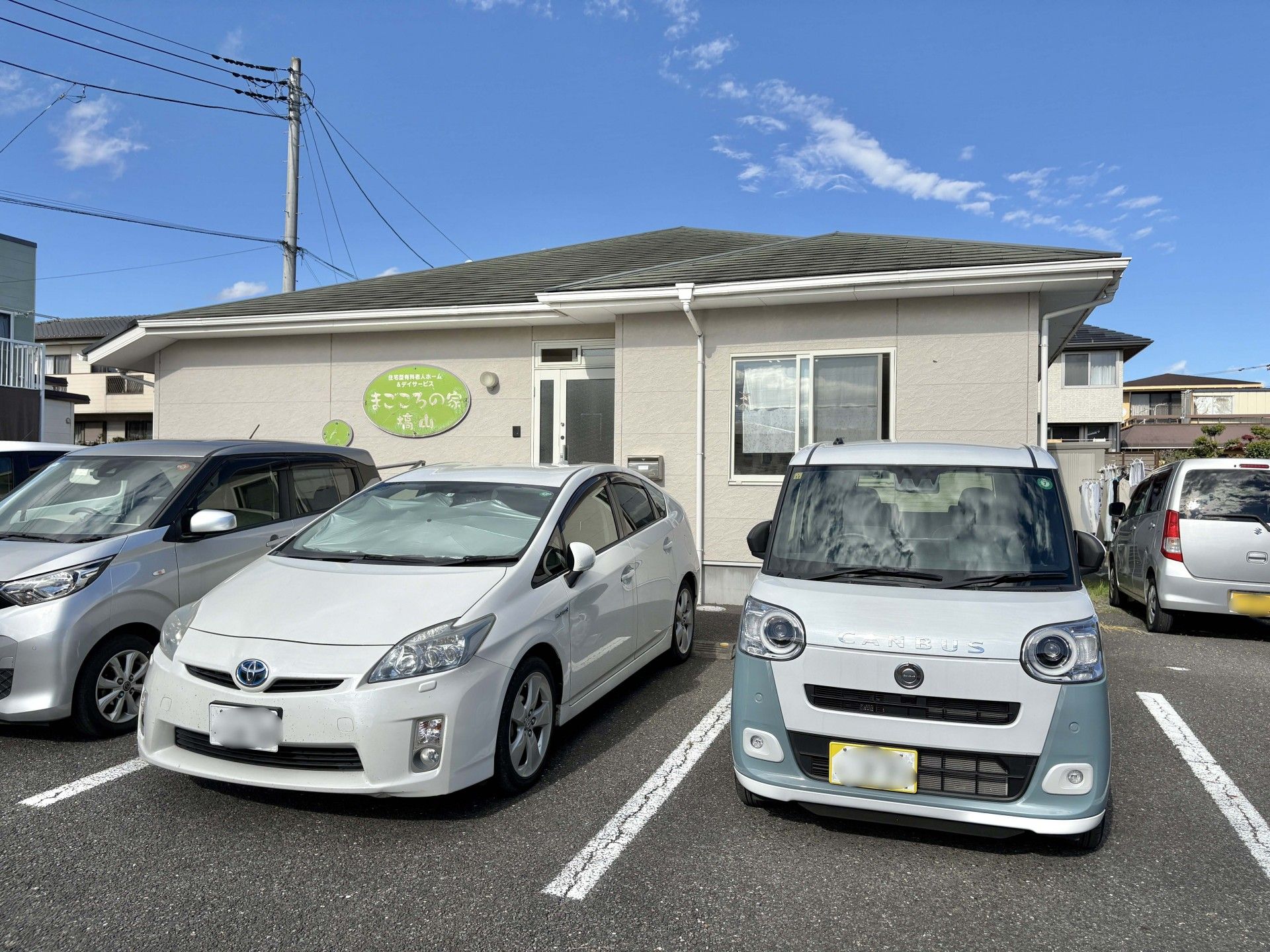 駐車場のある建物外観