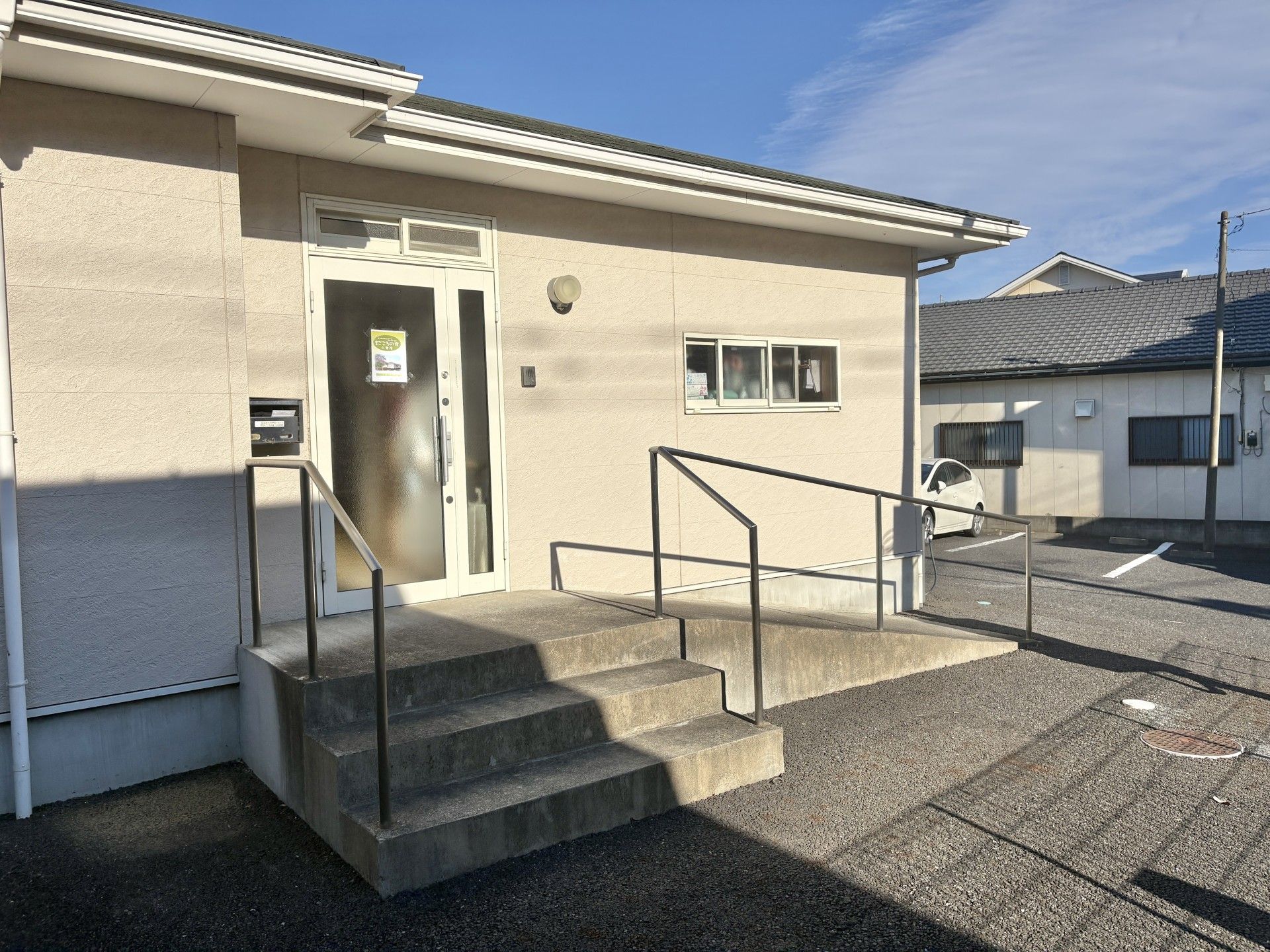 赤い車椅子に座っている高齢女性と笑顔で介助をする女性ヘルパー