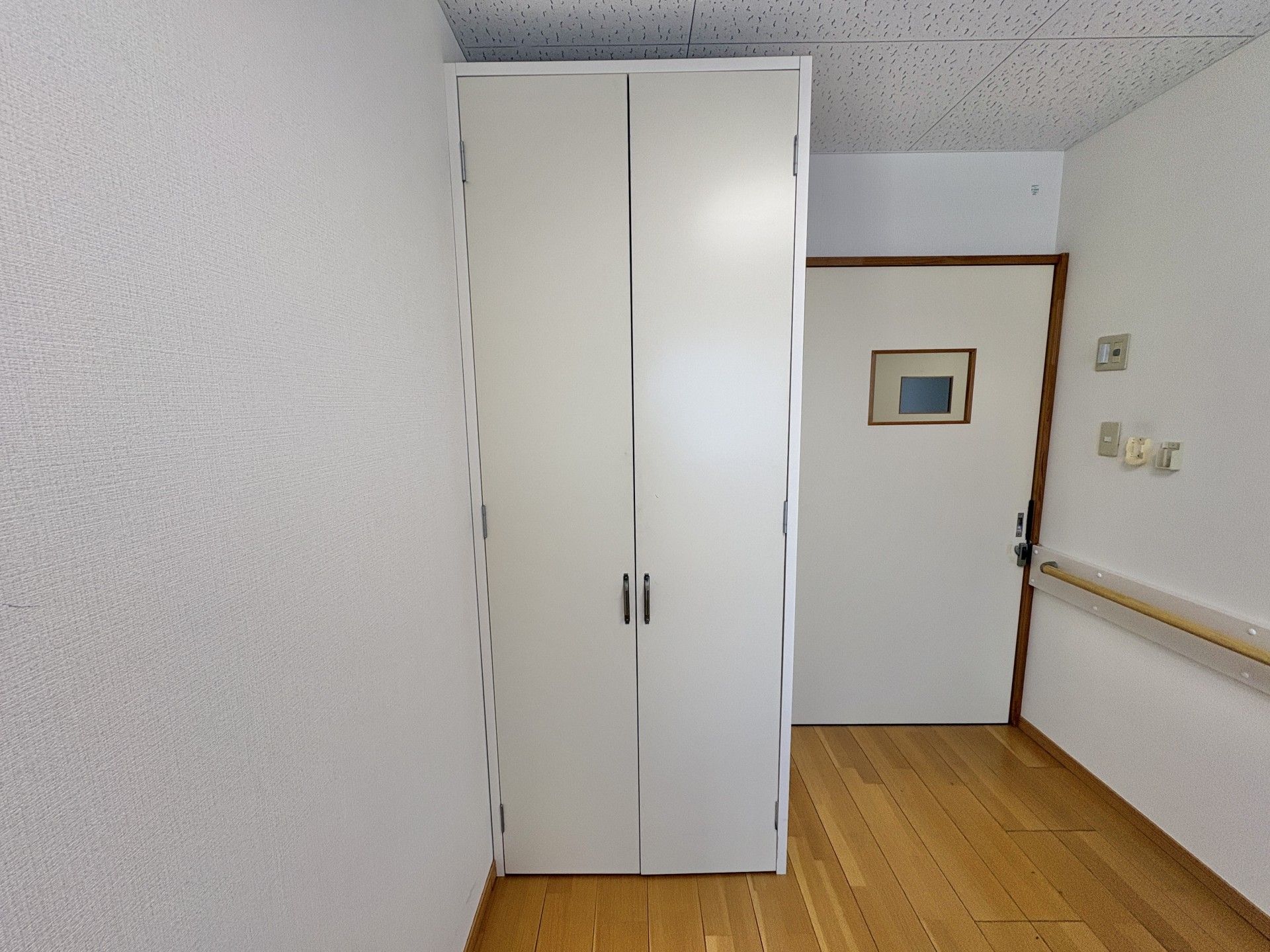 収納とドアのある廊下