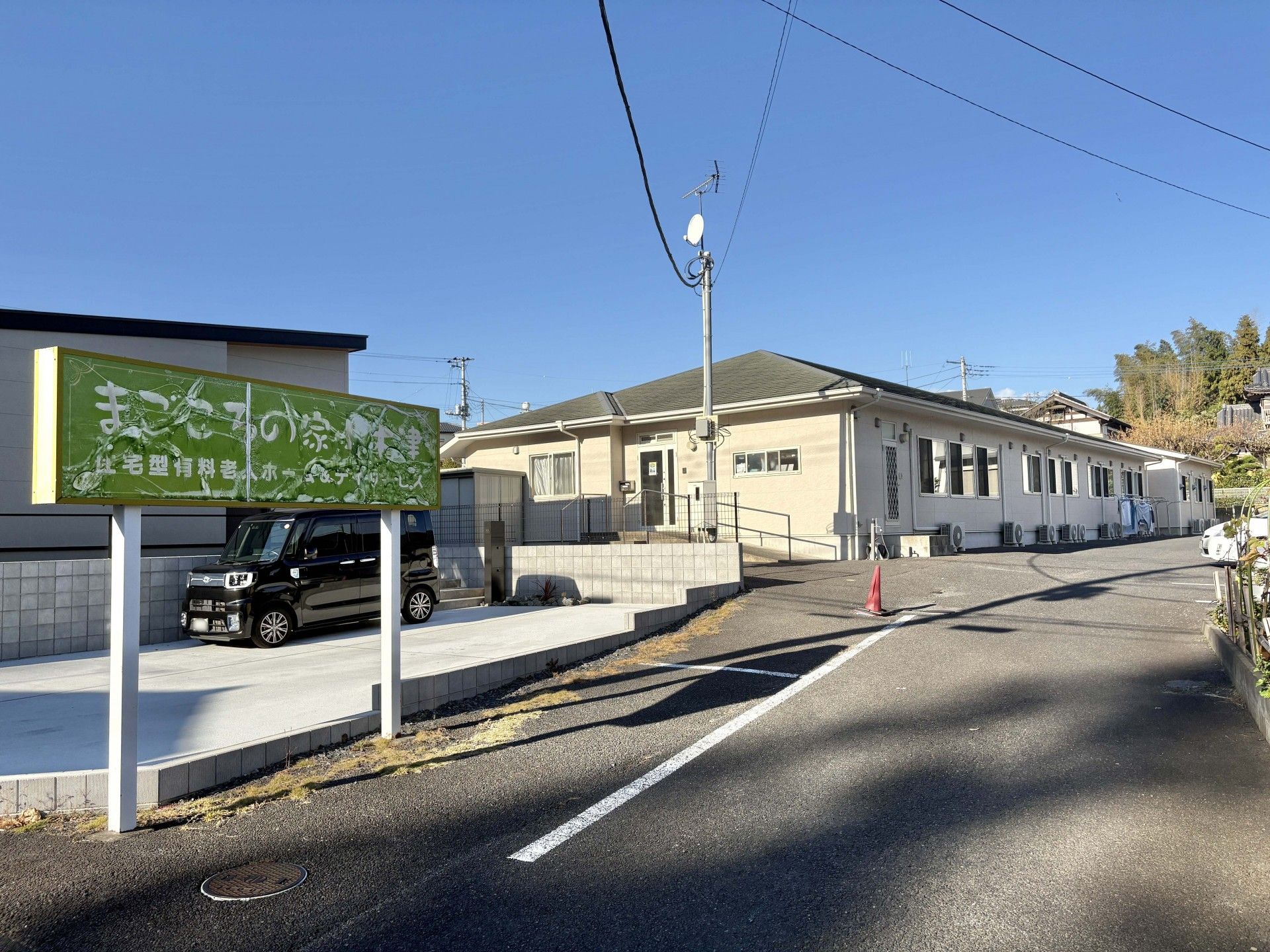 施設の外観と駐車場