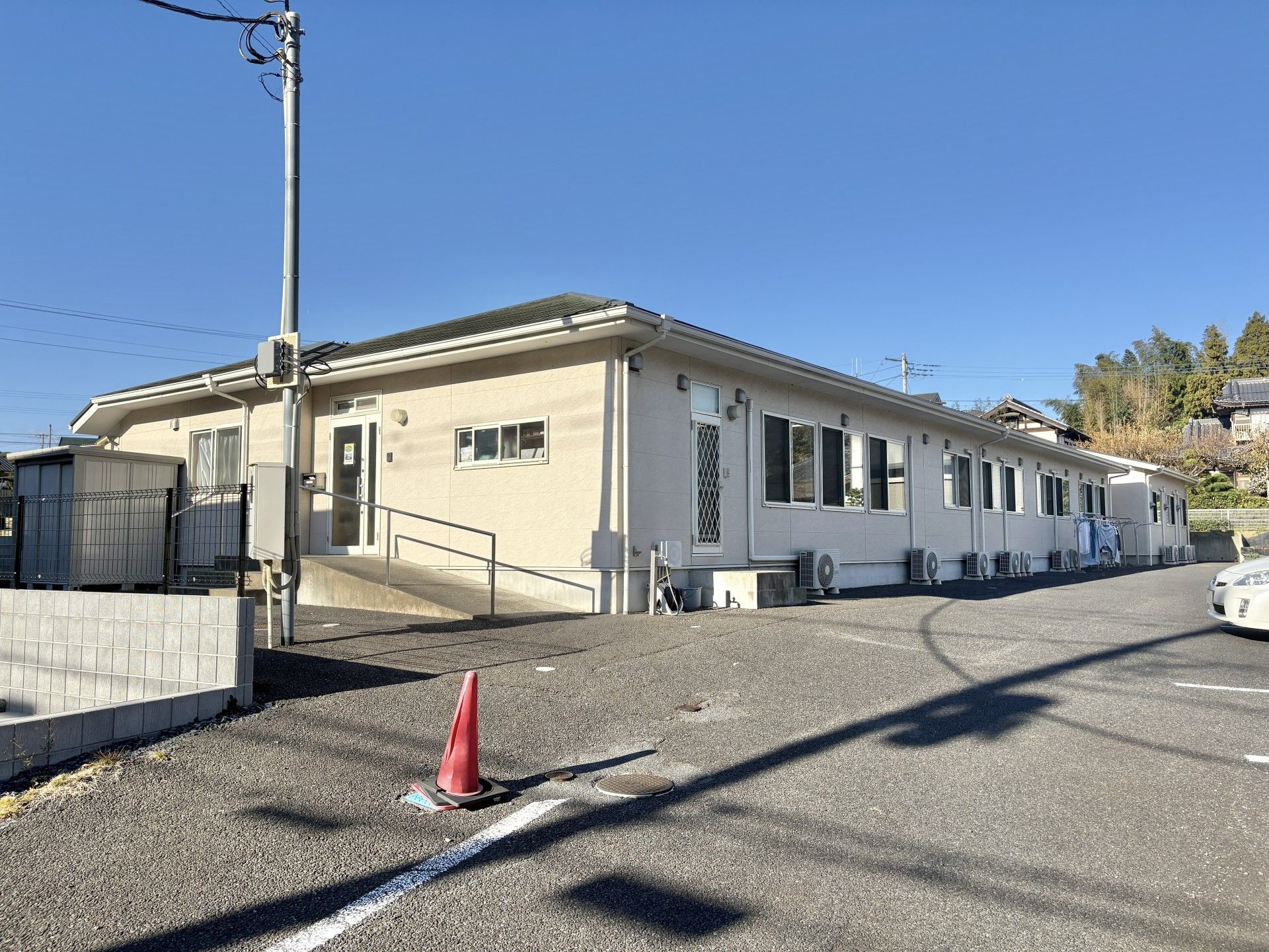 日差しが差し込む建物外観