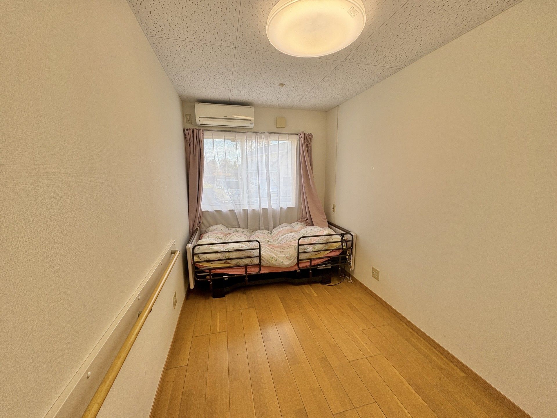 窓際のベッドルーム