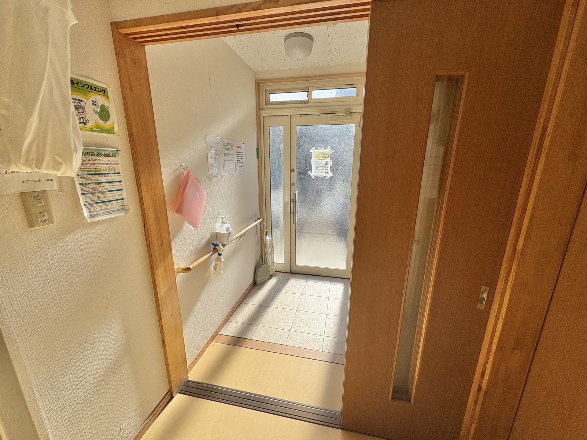 明るい廊下の出入口