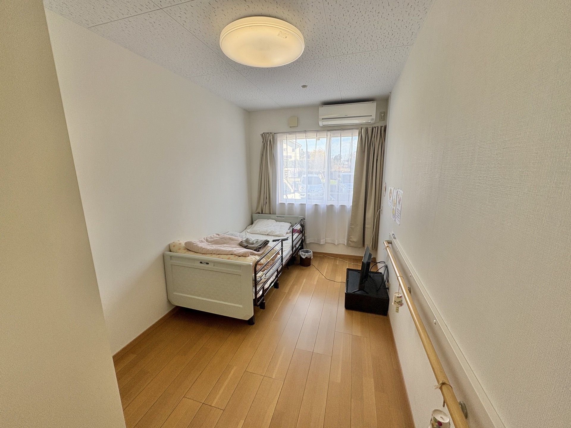 窓際のベッドと手すり