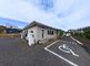 駐車場と建物の外観