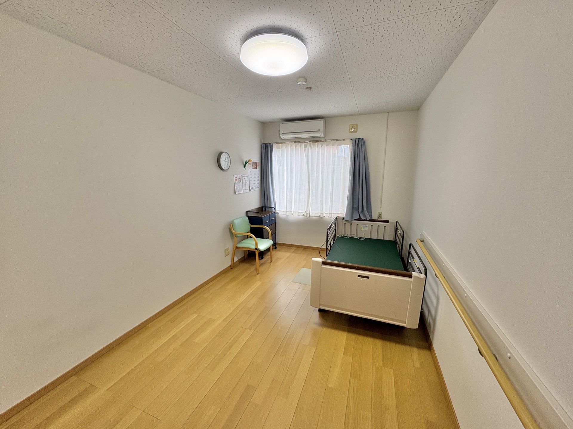 明るい個室の様子