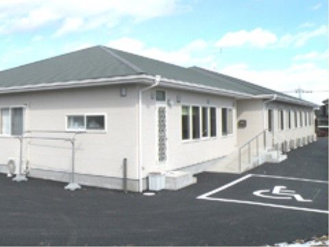 まごころの家 日立森山の外観。平屋建ての施設。