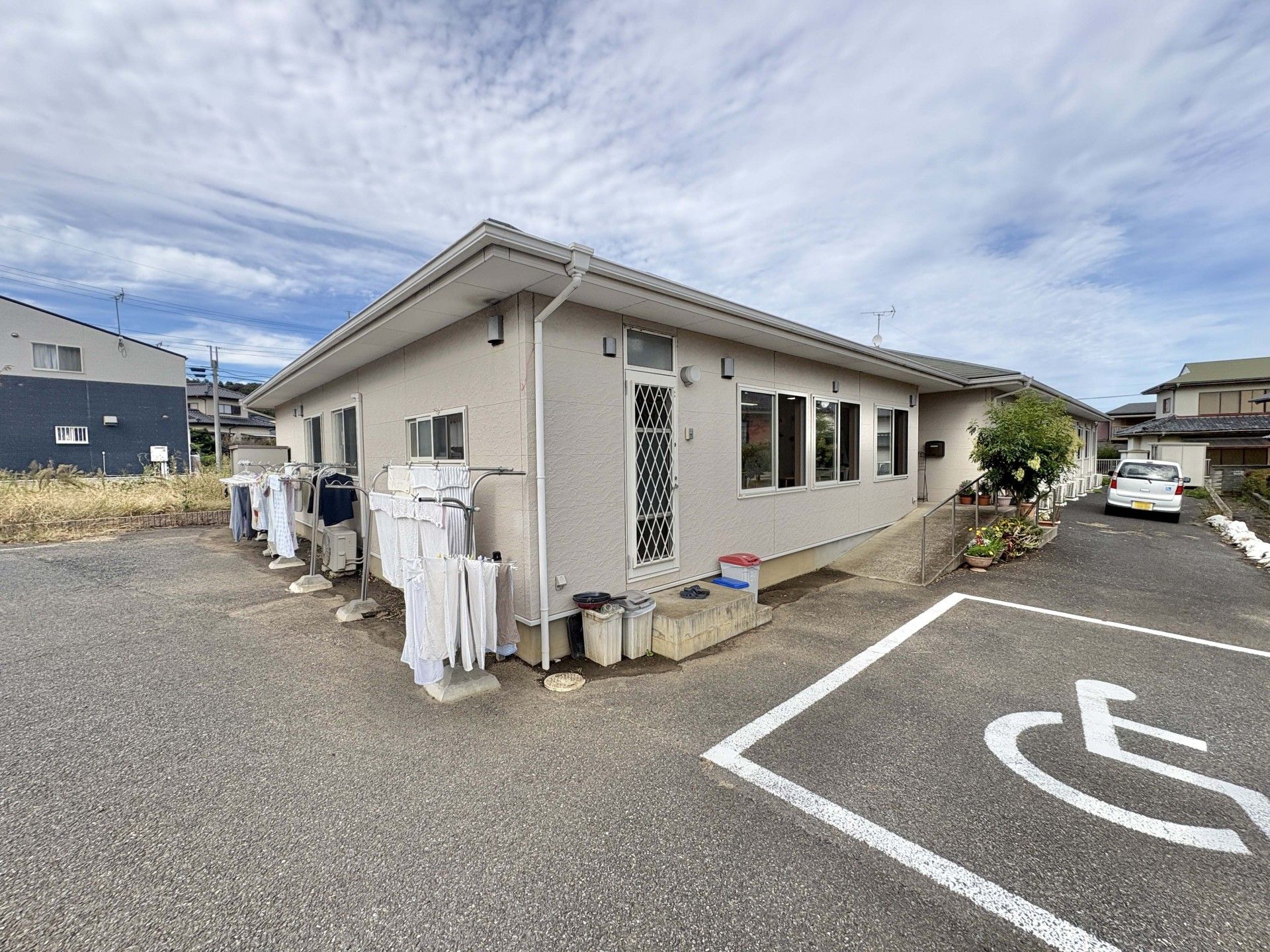 駐車場と建物の外観