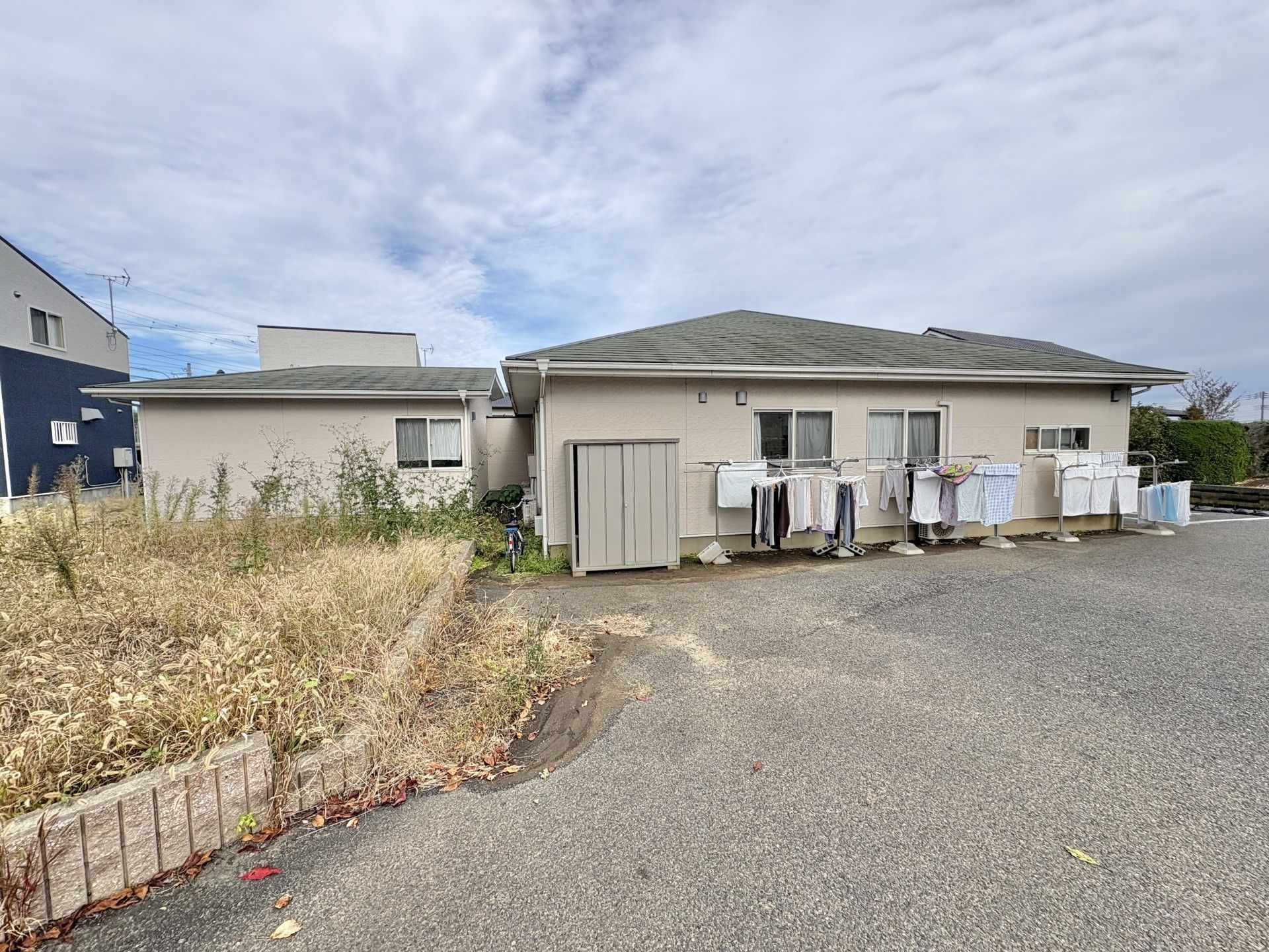 洗濯物が干された建物外観