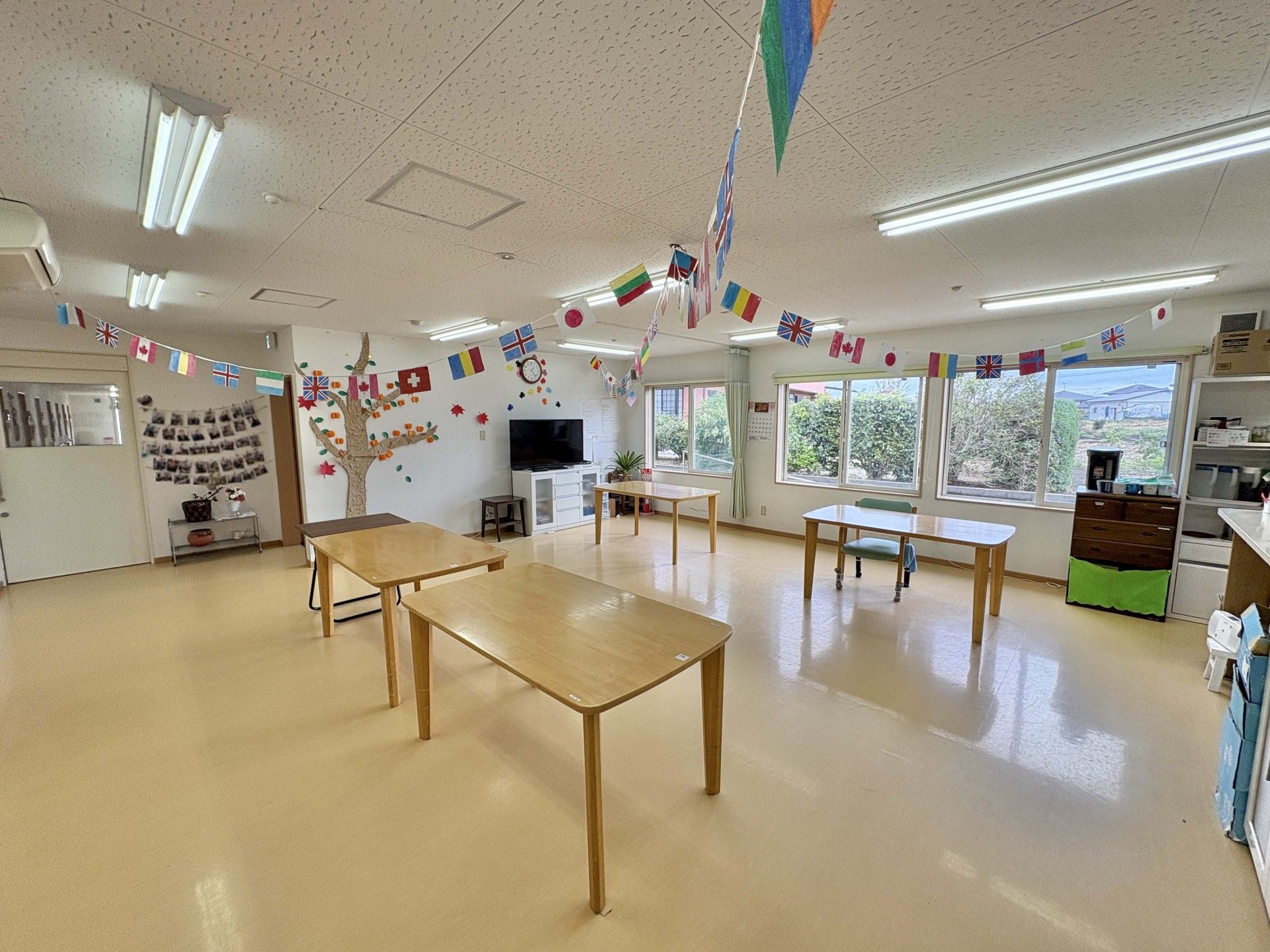 飾り付けられた広い部屋