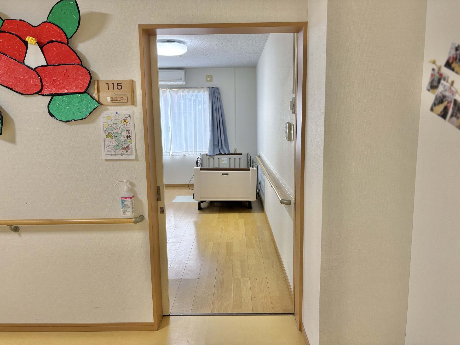 明るい個室の入口