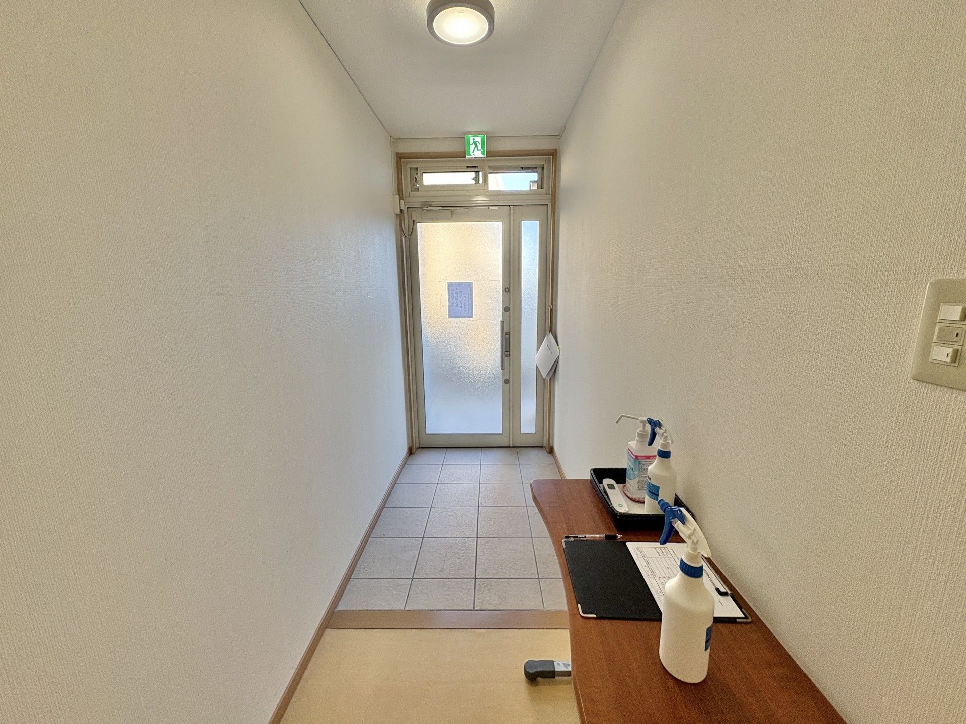消毒液が置かれた廊下