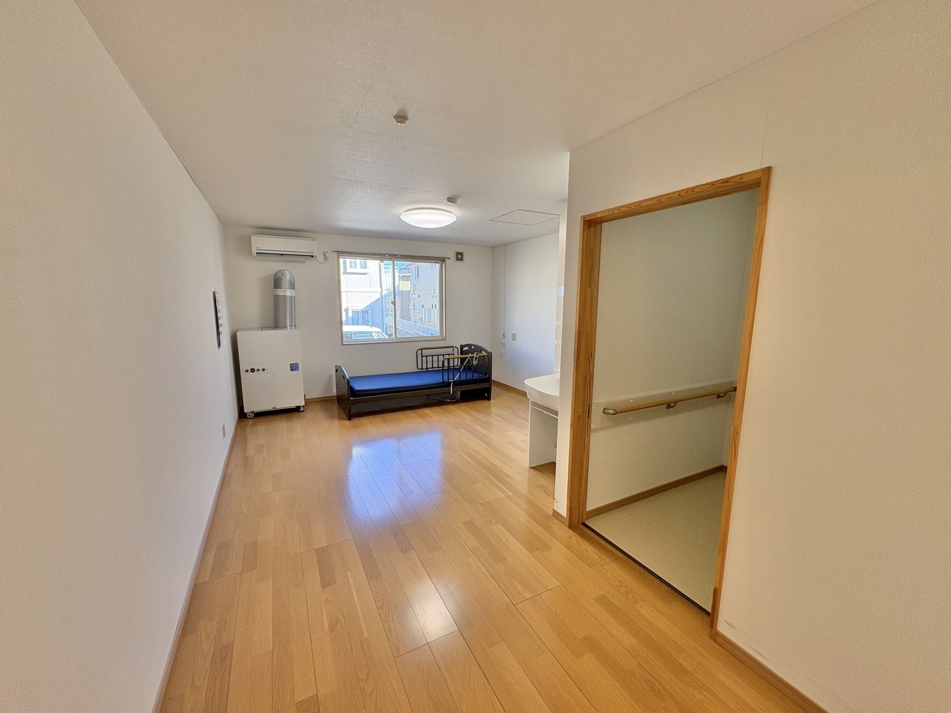 車椅子で外出をする女性と隣で寄り添う女性ヘルパー