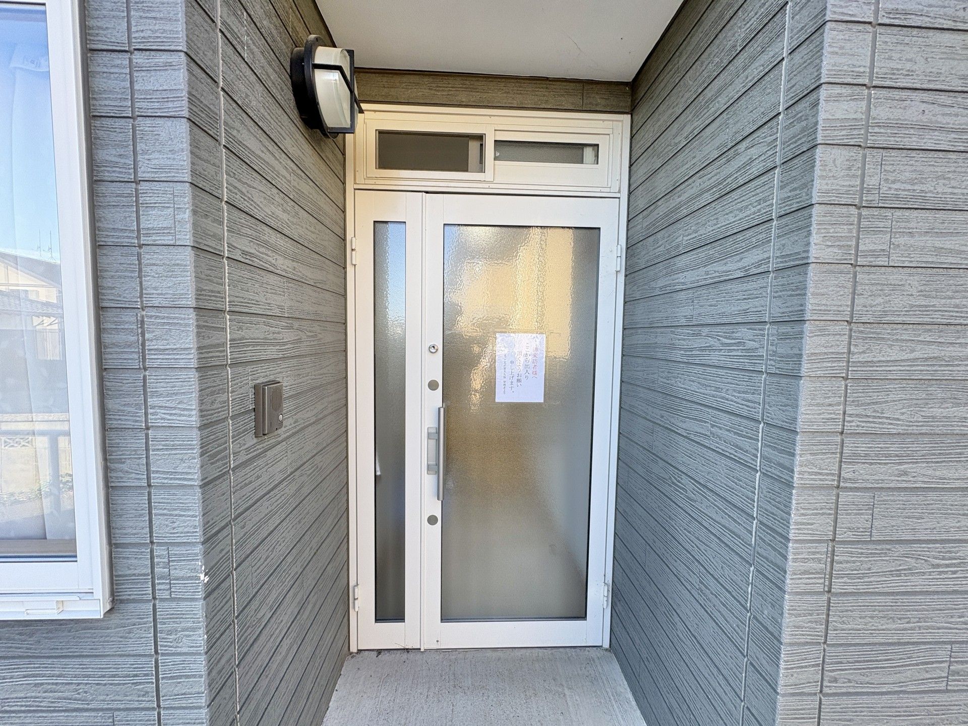 ガラス扉の玄関