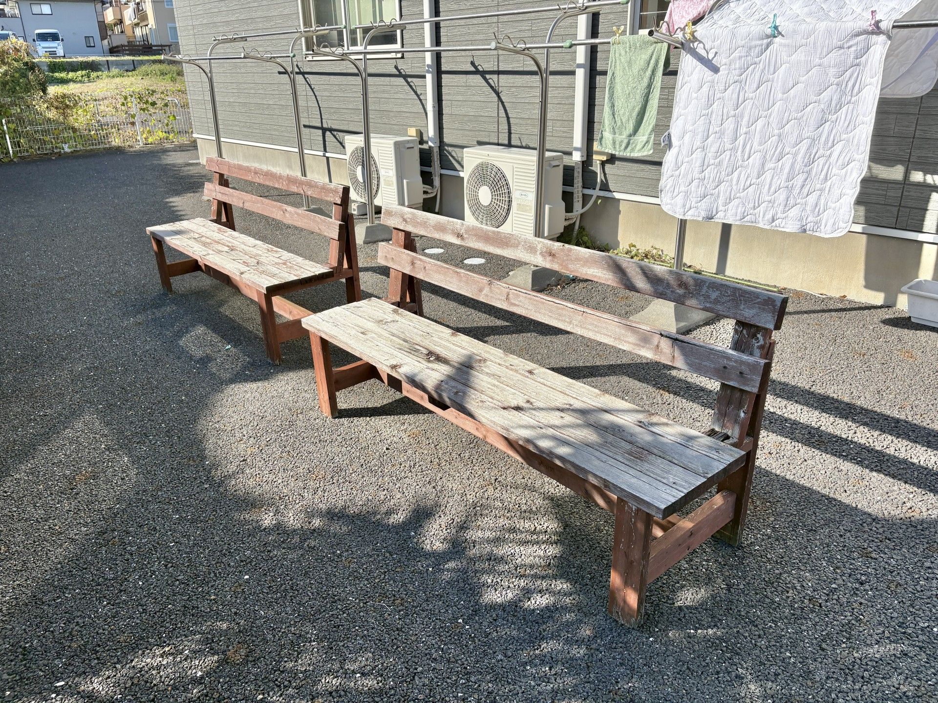 日差しの下のベンチ