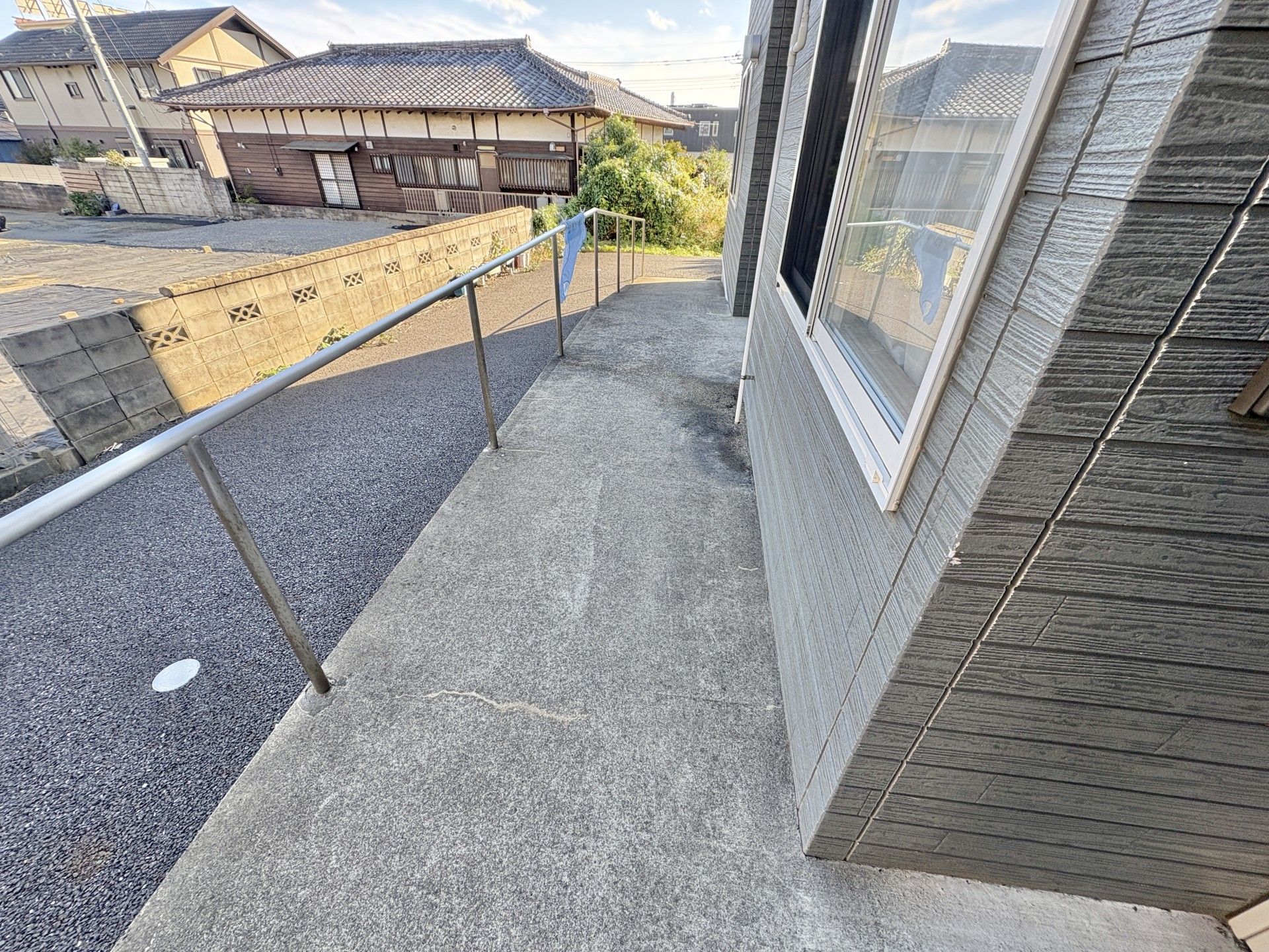 手すり付きのスロープ