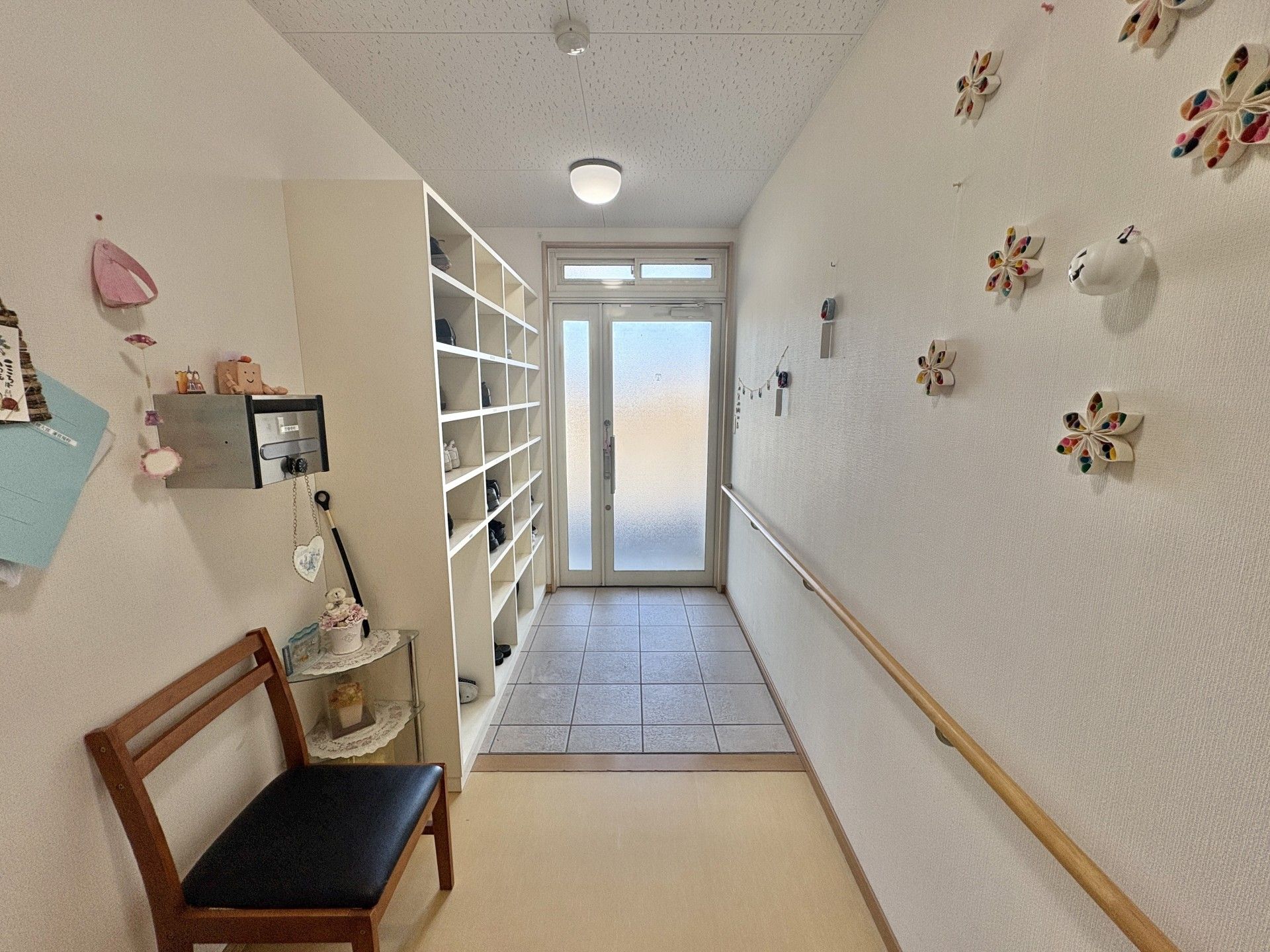飾りがある明るい廊下