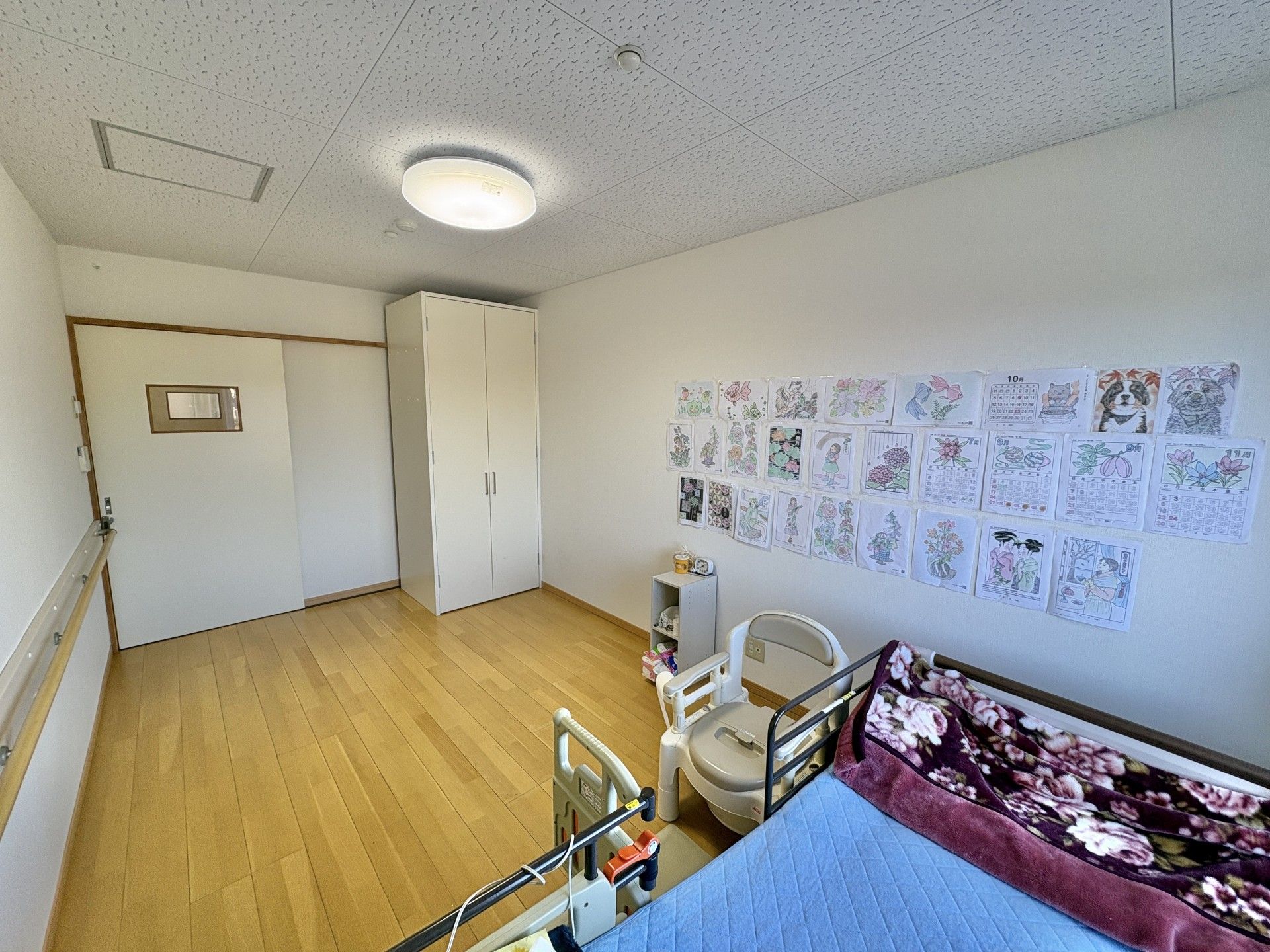 明るい個室の様子