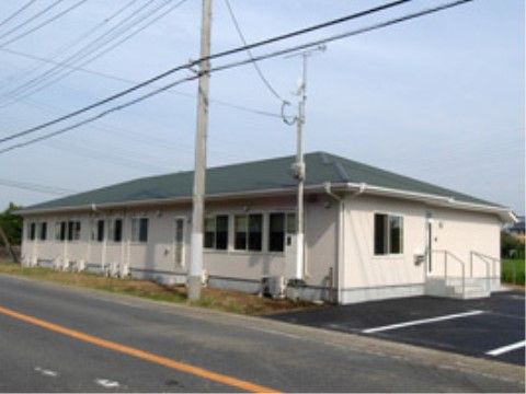 まごころの家 那珂の外観。平屋建て、横長の施設。