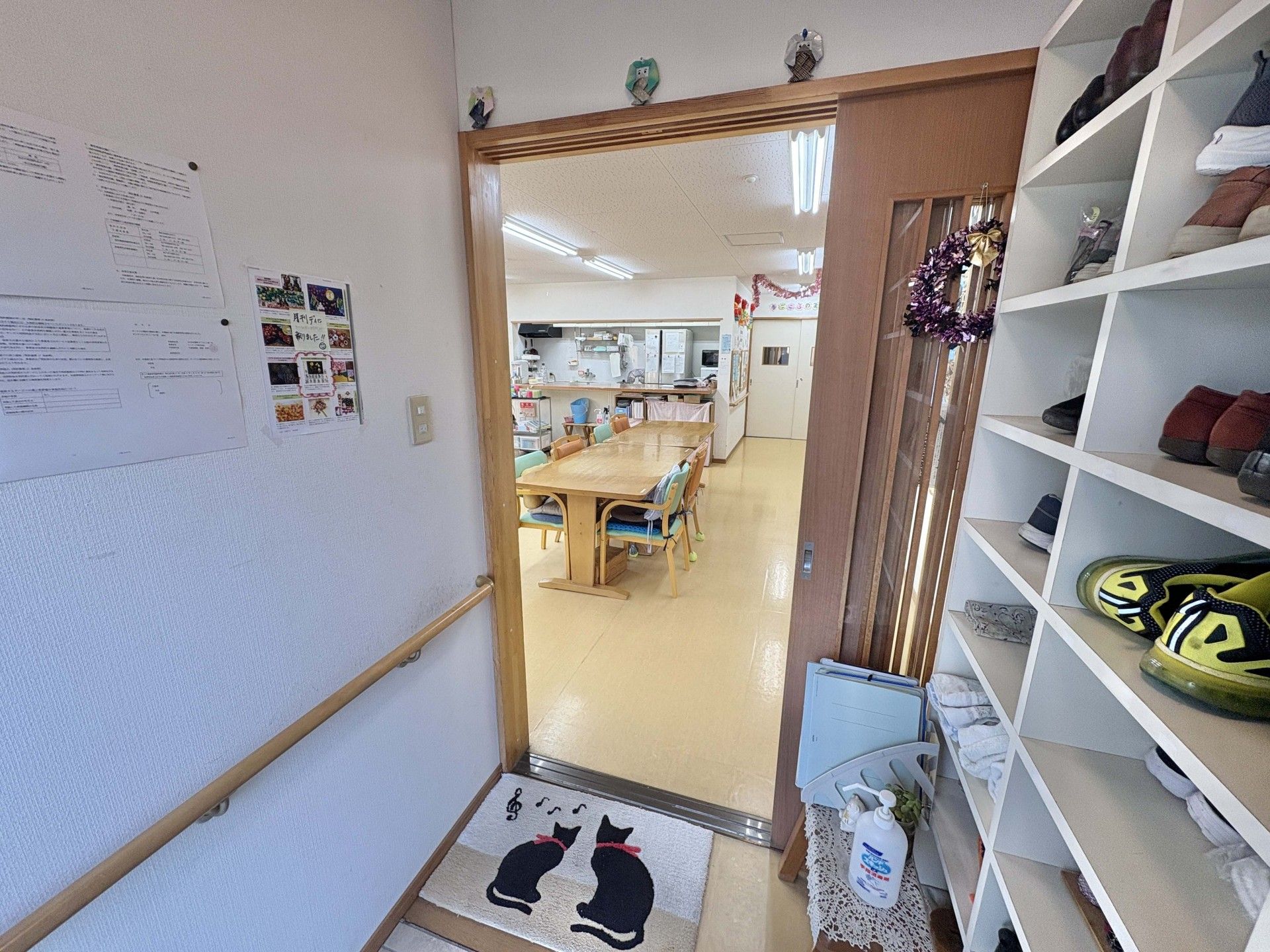 明るい食堂の入口