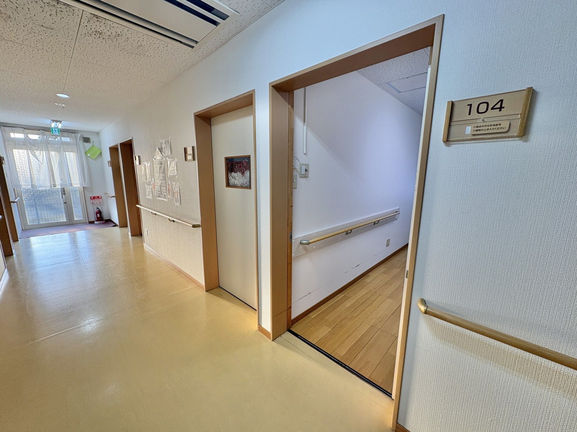 明るい廊下と部屋の入口