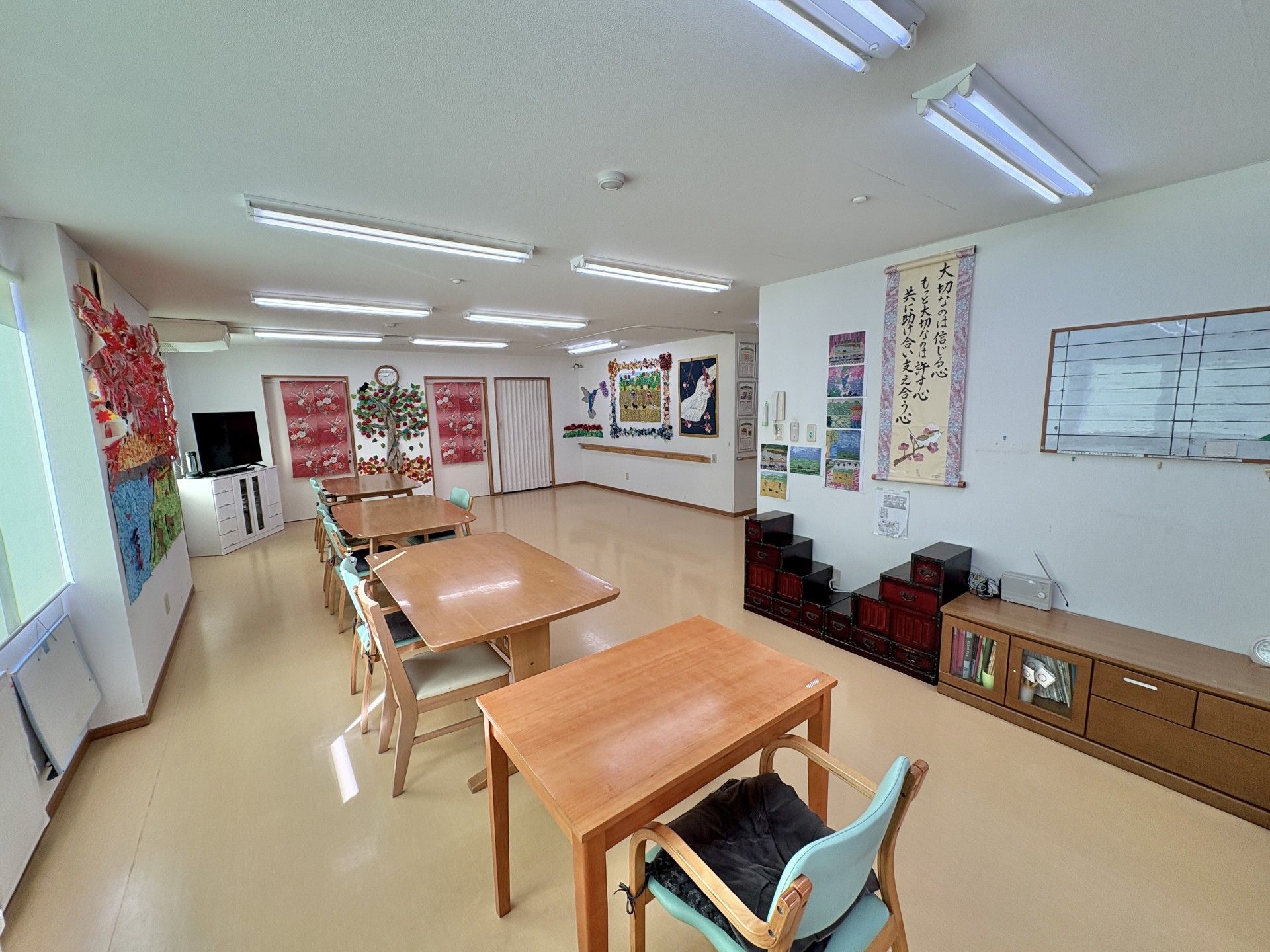 車椅子に座っている高齢男性と介助をする女性ヘルパー