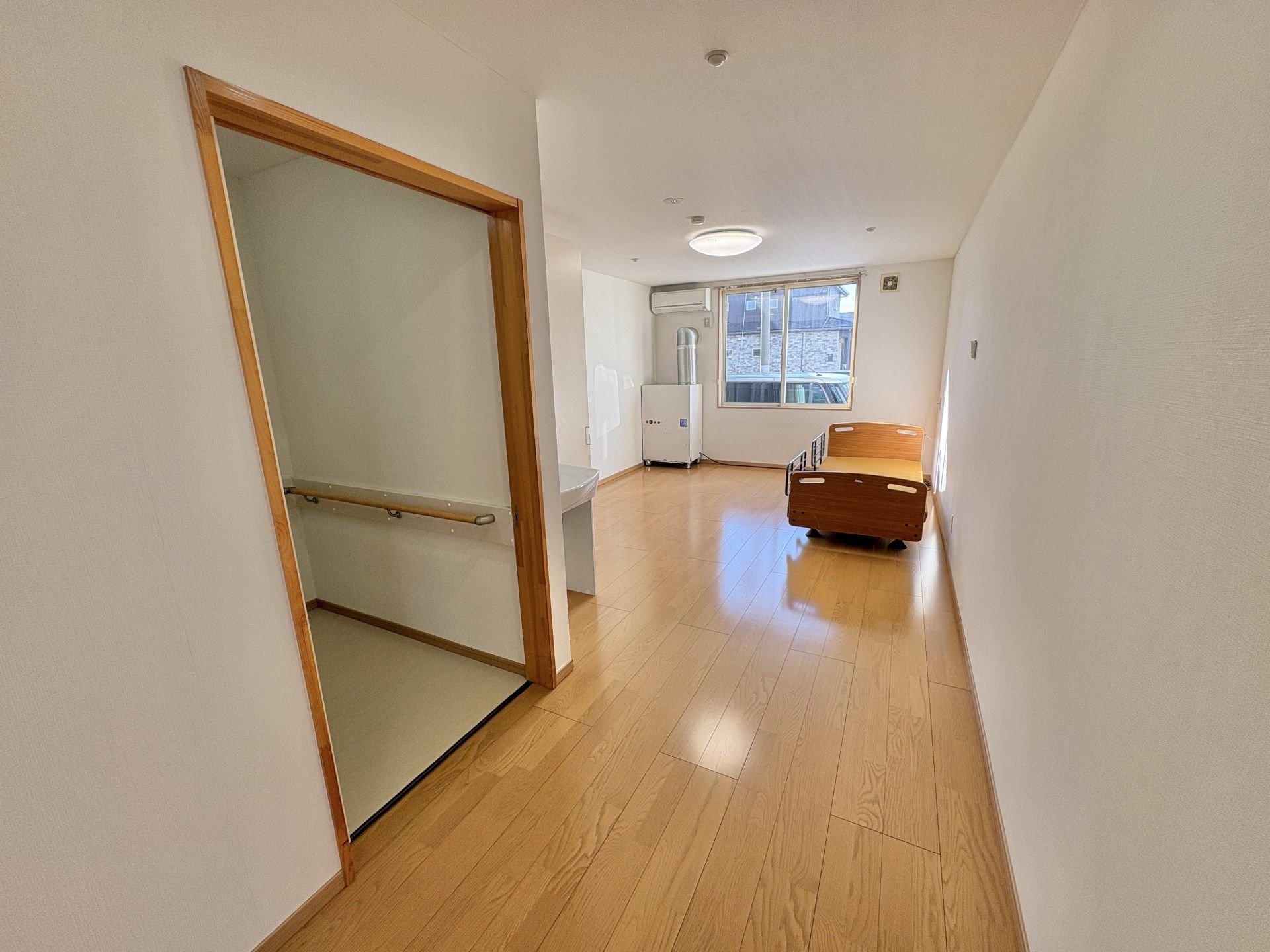 コーヒーを飲む高齢者。