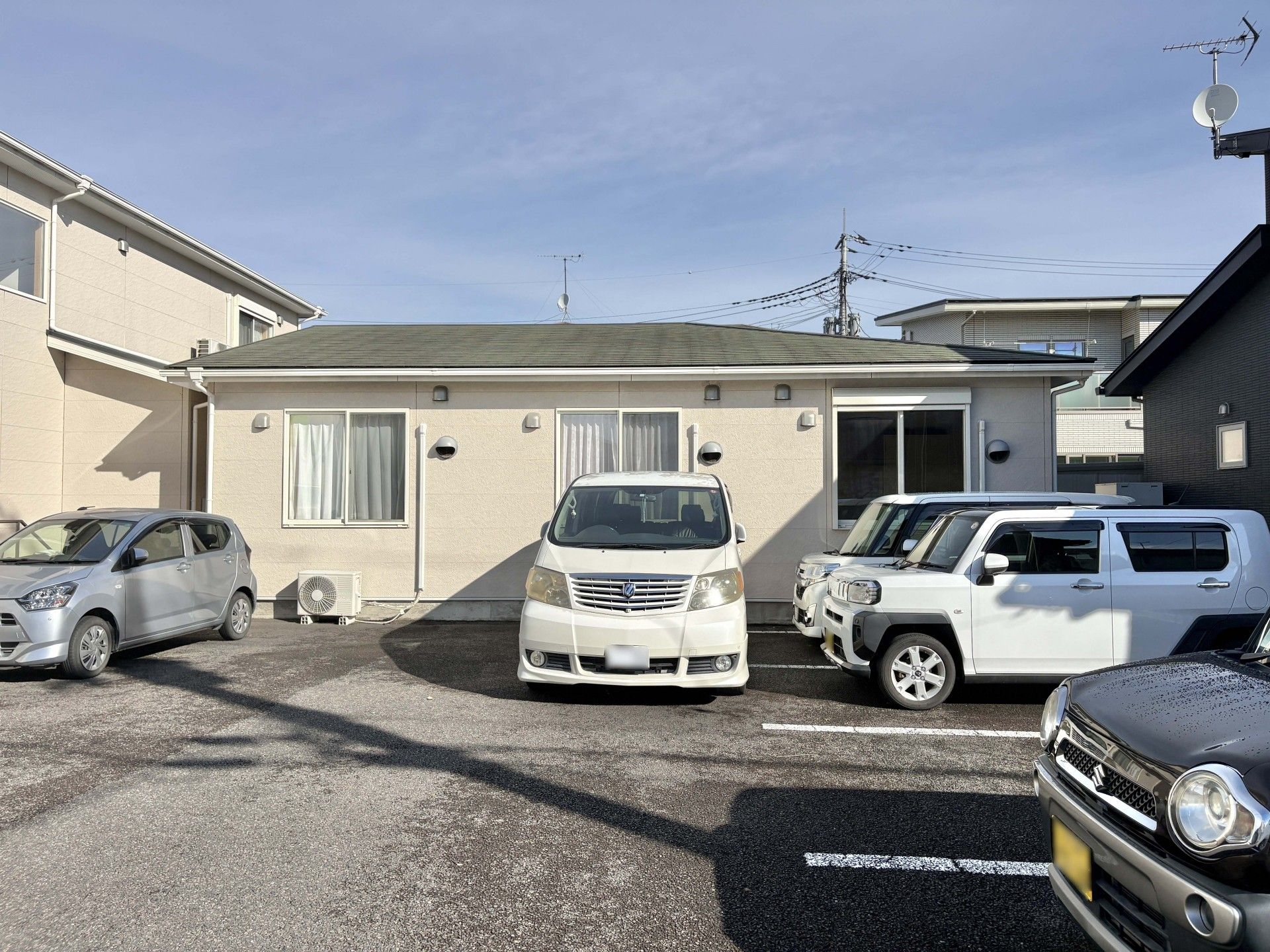 駐車場のある建物外観