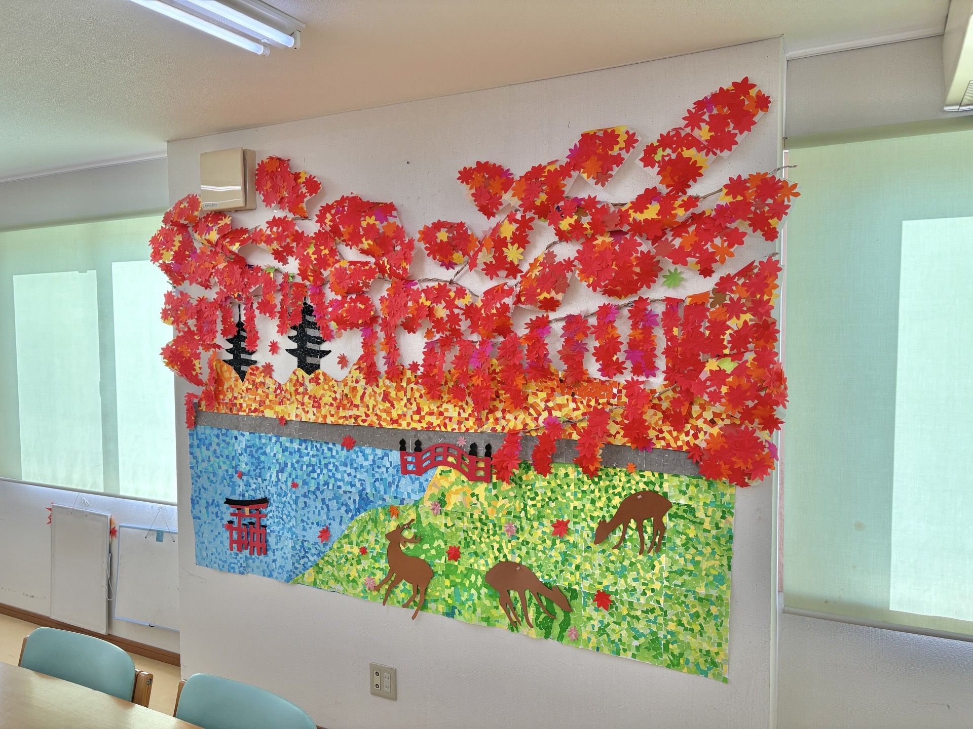 秋の装飾が施された壁