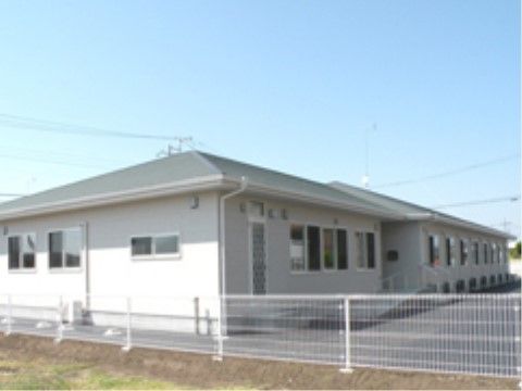 まごころの家 ひたちなか高野の外観。一階建ての施設。