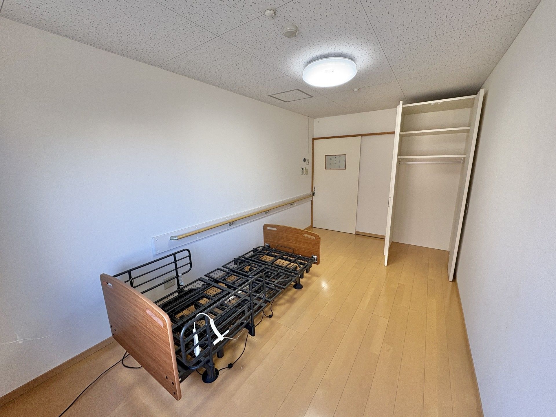 車椅子に乗って外出をする高齢女性と介助をする女性ヘルパー