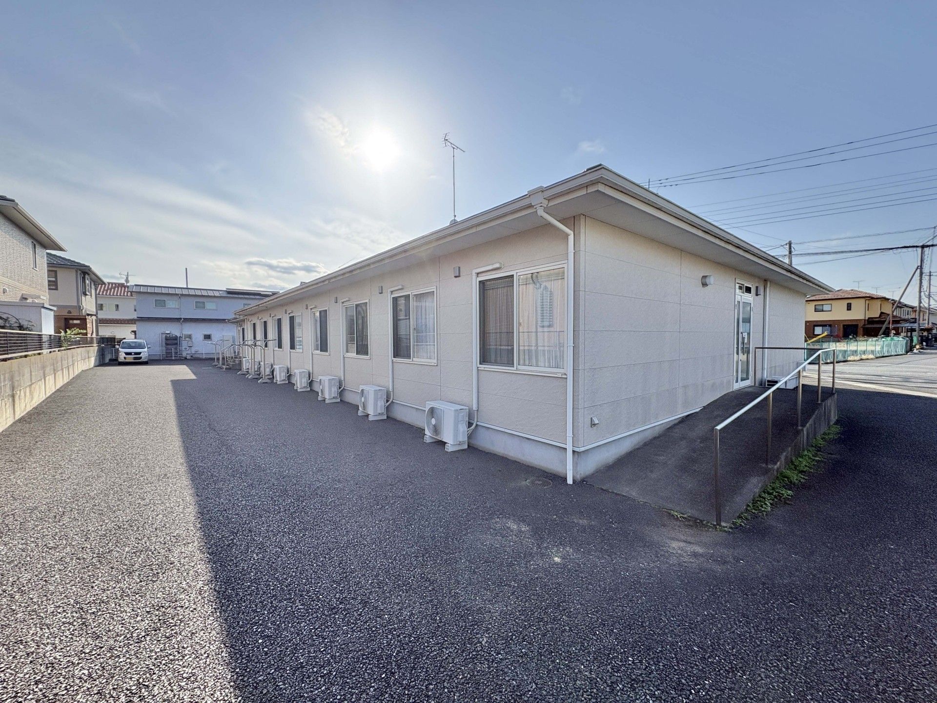 日差しが差し込む建物外観