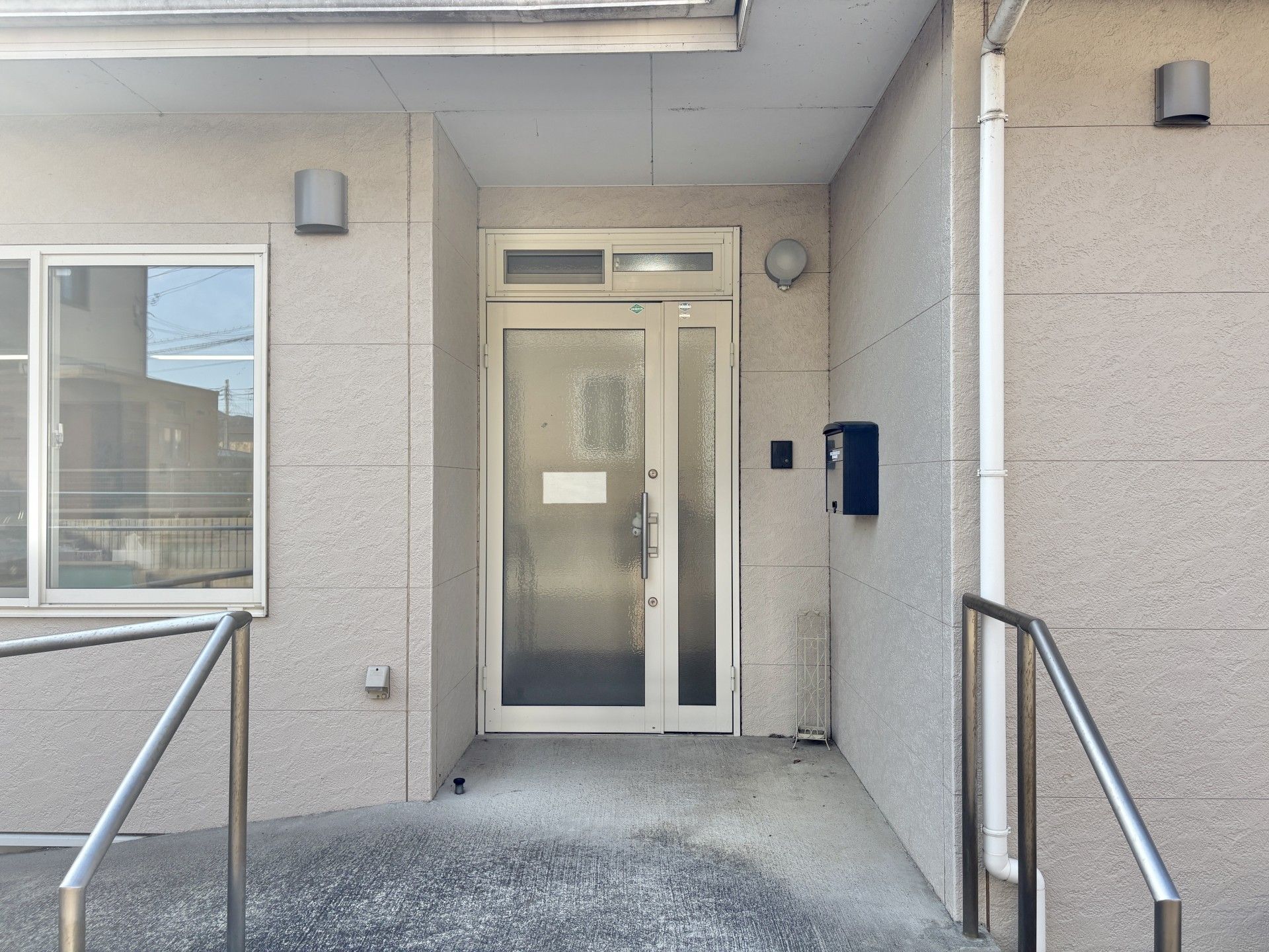 手すり付きの玄関