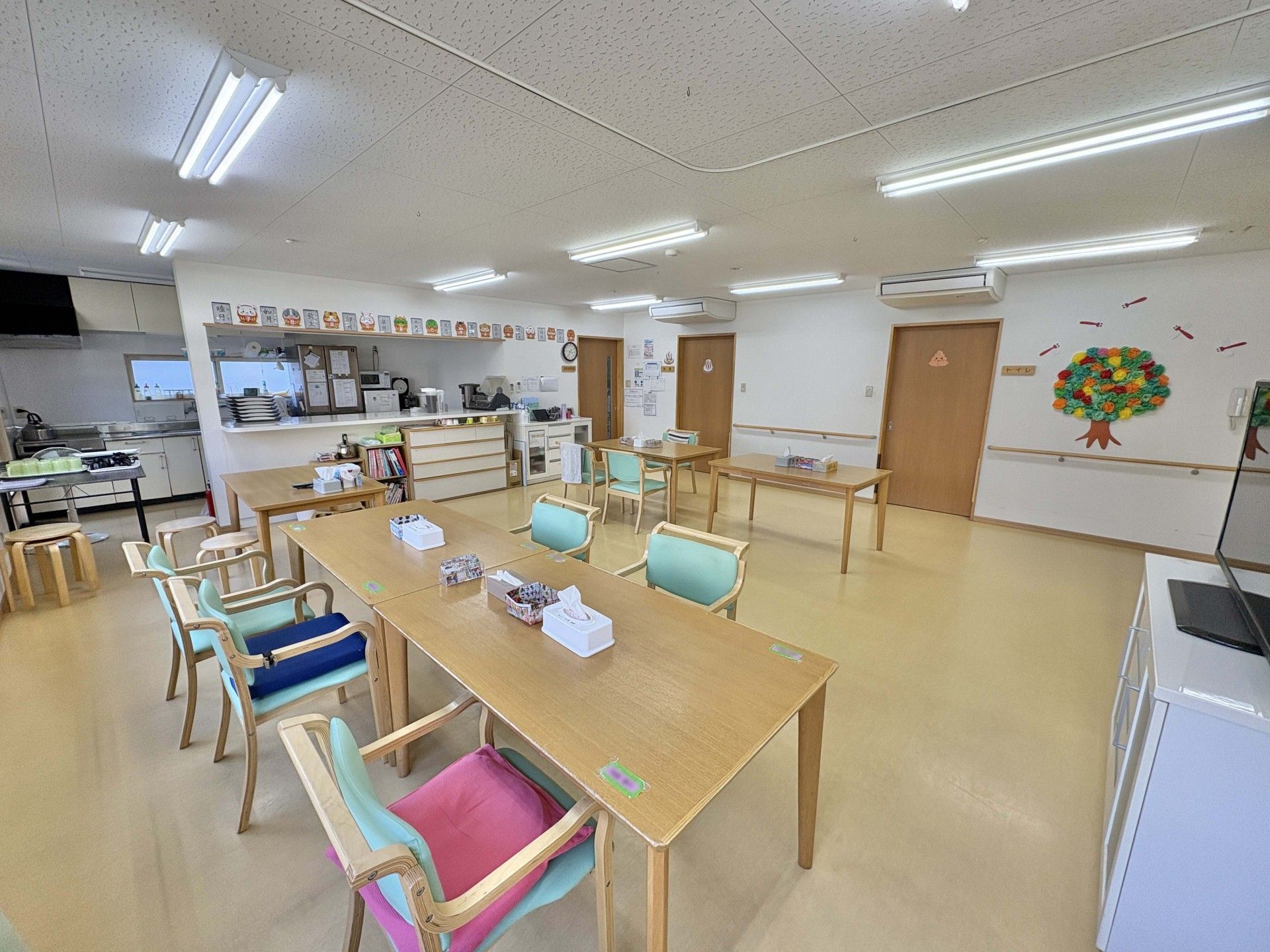 前を指差す高齢女性と見上げる女性ヘルパー