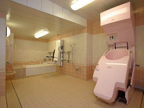 浴室奥の浴槽にはＬ字の手すりが付いている。さらにスライド式の入浴補助機械も壁に取り付けられている。機械浴とは別にシャワーもある。