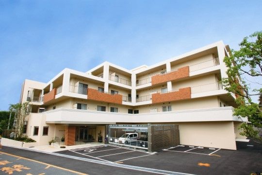 入口はフラットになっており、バリアフリー仕様である。建物に一番近い駐車場は車椅子マークが付いている。